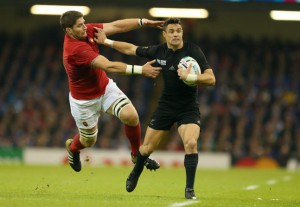 A l'image de ce terrible quart de finale, Dan Carter écarte facilement son adversaire d'un simple raffut.