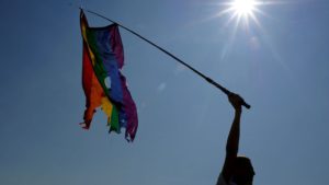 Un militant défendant les droits des homosexuels manifeste avec un drapeau arc-en-ciel abîmé, lors de la Gay pride le 26 juillet 2014 à Saint-Pétersbourg en Russie afp.com/Olga Maltseva