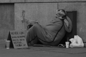 homeless-man-833017_1280-copie-768x511