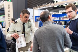 Stand de l'armée de Terre à la 39° édition du salon du livre "Livre Paris 2019". Parc des expo, Porte de Versailles, du 15 au 18 mars 2019. Lieutenant-colonel Yann COUDERC, auteur, en scéance de dédicasses.