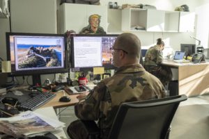 Deux officiers et un sous-officiers sont affectés à la rédaction de Terre information magazine et veillent chaque mois couvrir et rendre compte de la diversité des activités de l'armée de Terre (©️ CCH1 Nicolas)