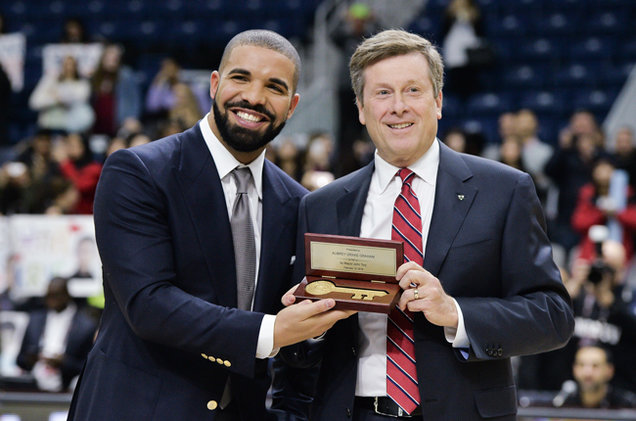 Drake reçoit les clefs de Toronto lors d'un match de Basketball des Toronto Raptors, équipe dont il est l'ambassadeur